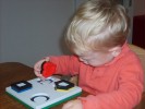 Junge spielt mit LEA-Puzzle.