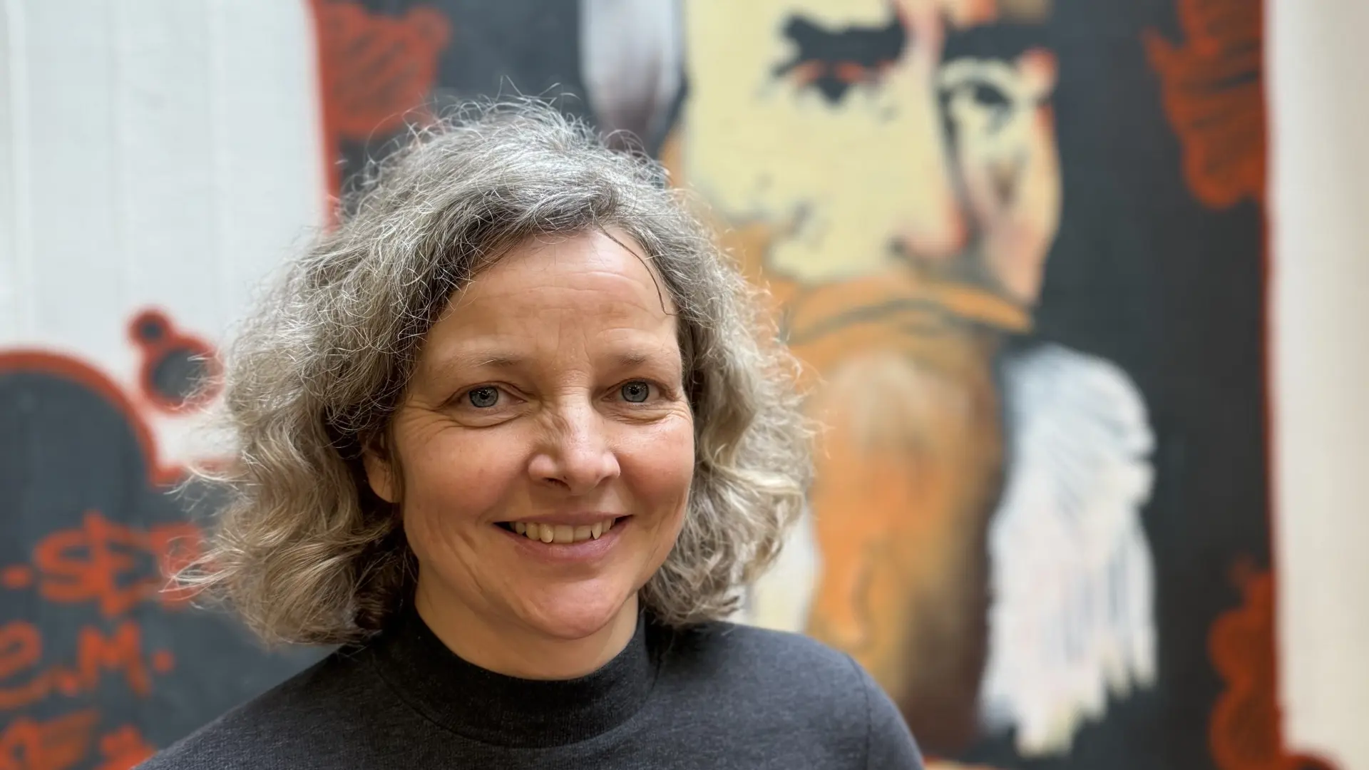 die neue Schulleiterin Annette Runge vor einem Graffitto von Johannes Kepler