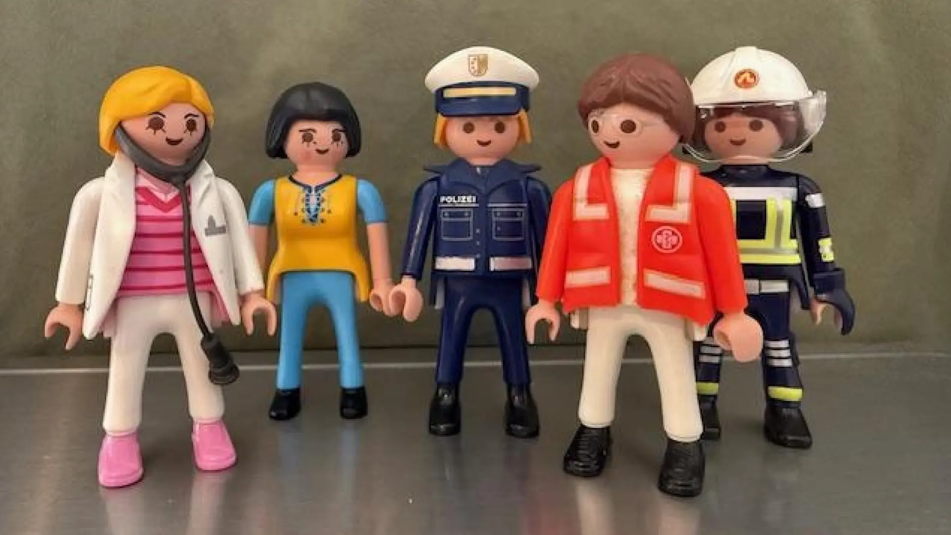 Verschiedene Playmobil-Figuren aufgereiht