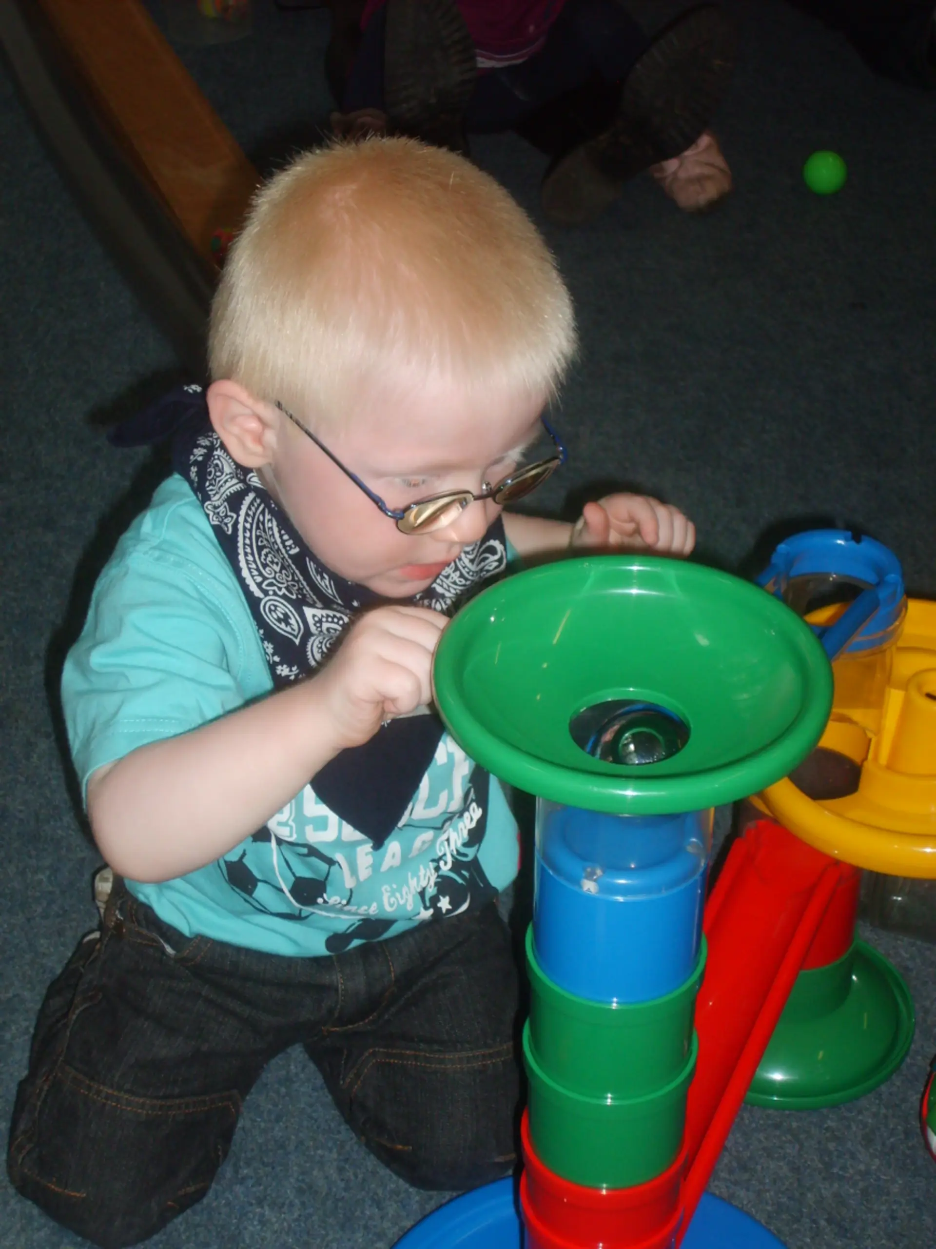 Junge spielt mit Kugelbahn in der Frühförderung