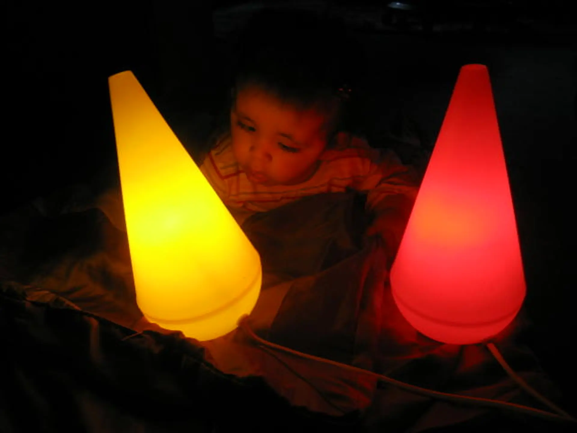 Kind spielt mit leuchtenden Kegeln