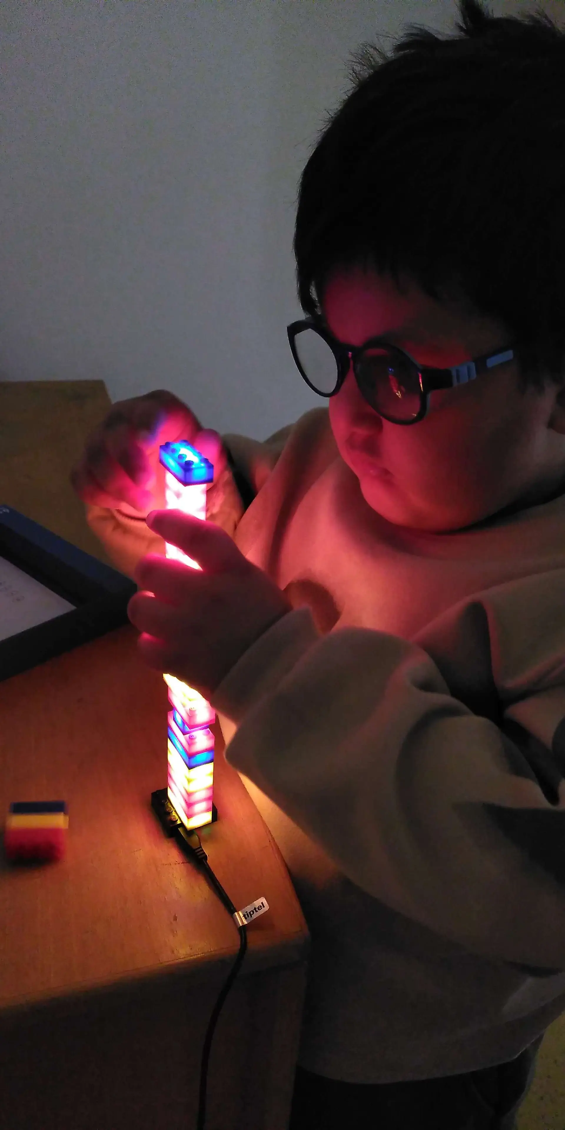 Kind spielt mit leuchtenden Bausteinen