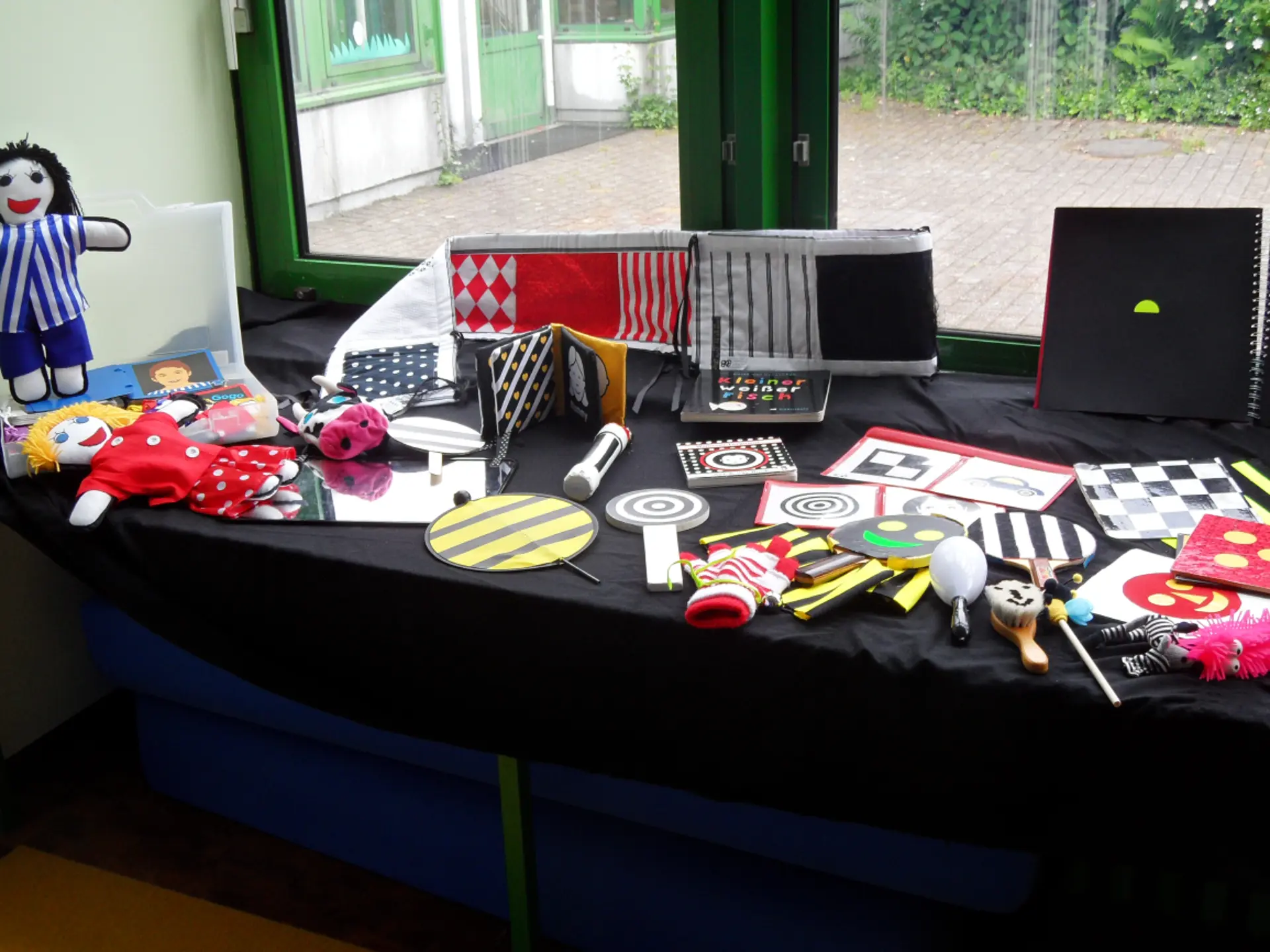 Tisch mit Frühfördermaterial der Schule