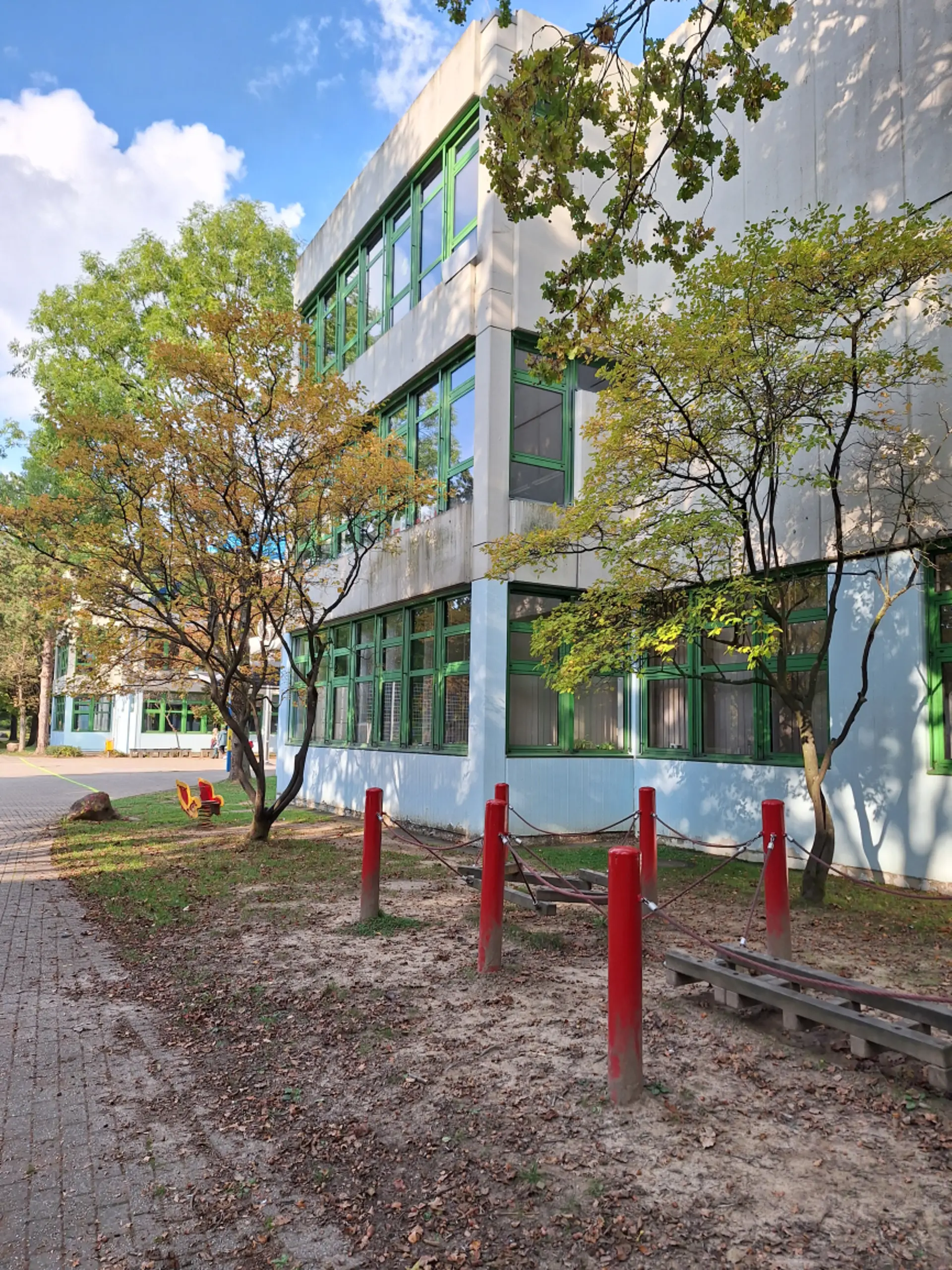 Wackeltiere und Balance-Spielgerät auf dem Schulhof