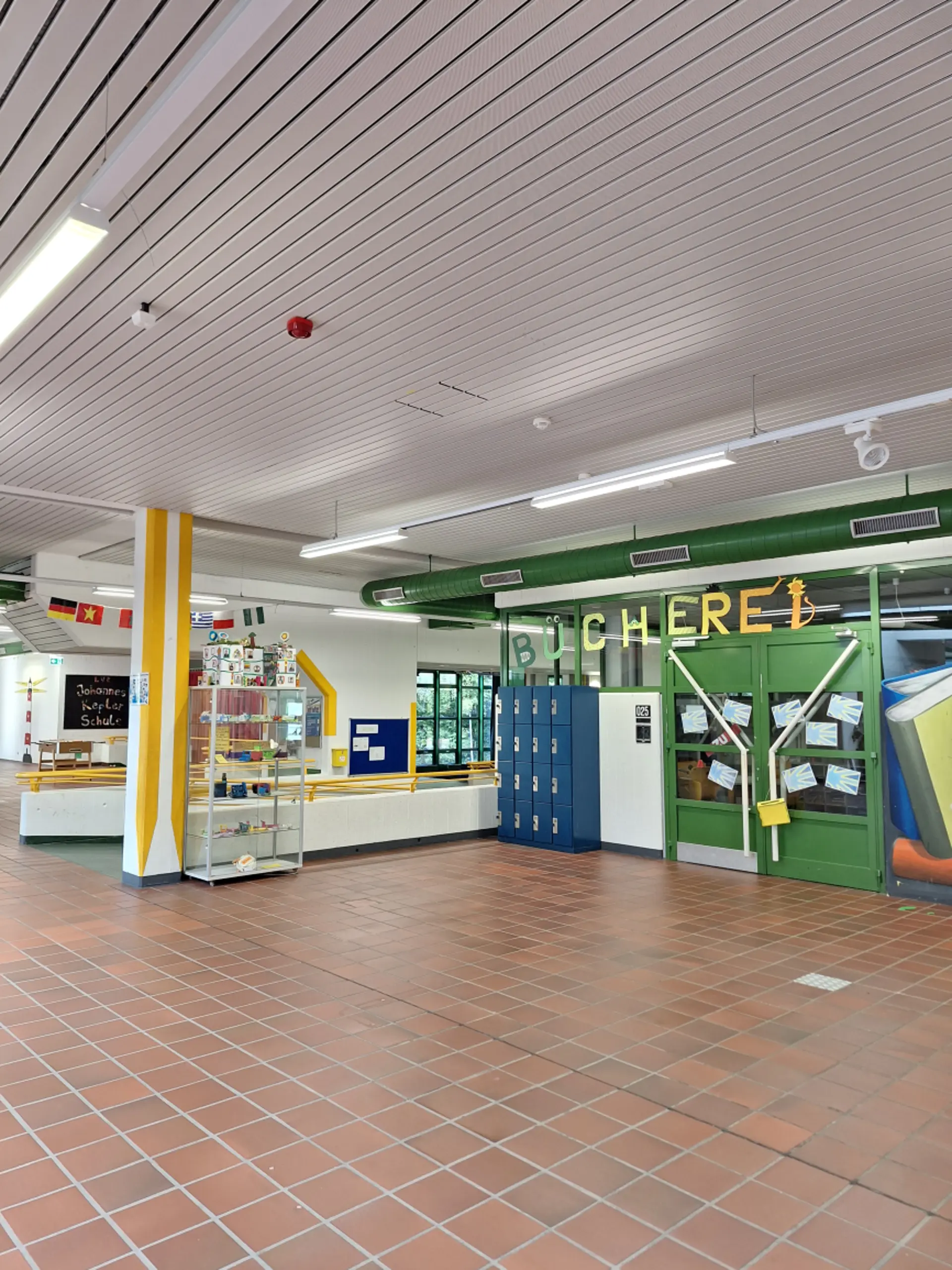 Eingangsbereich mit Blick auf die Bücherei