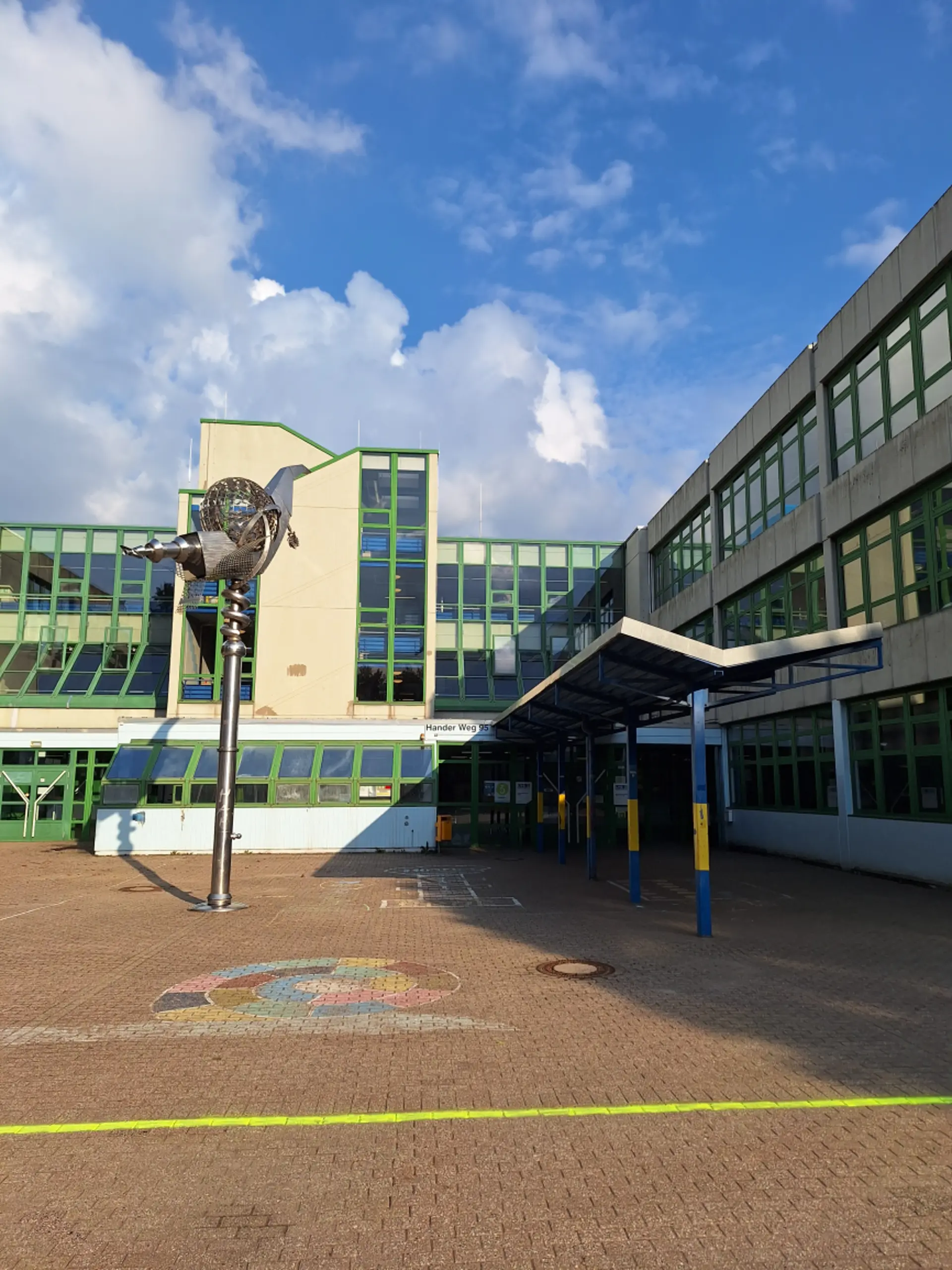 Frontansicht des Schulgebäudes