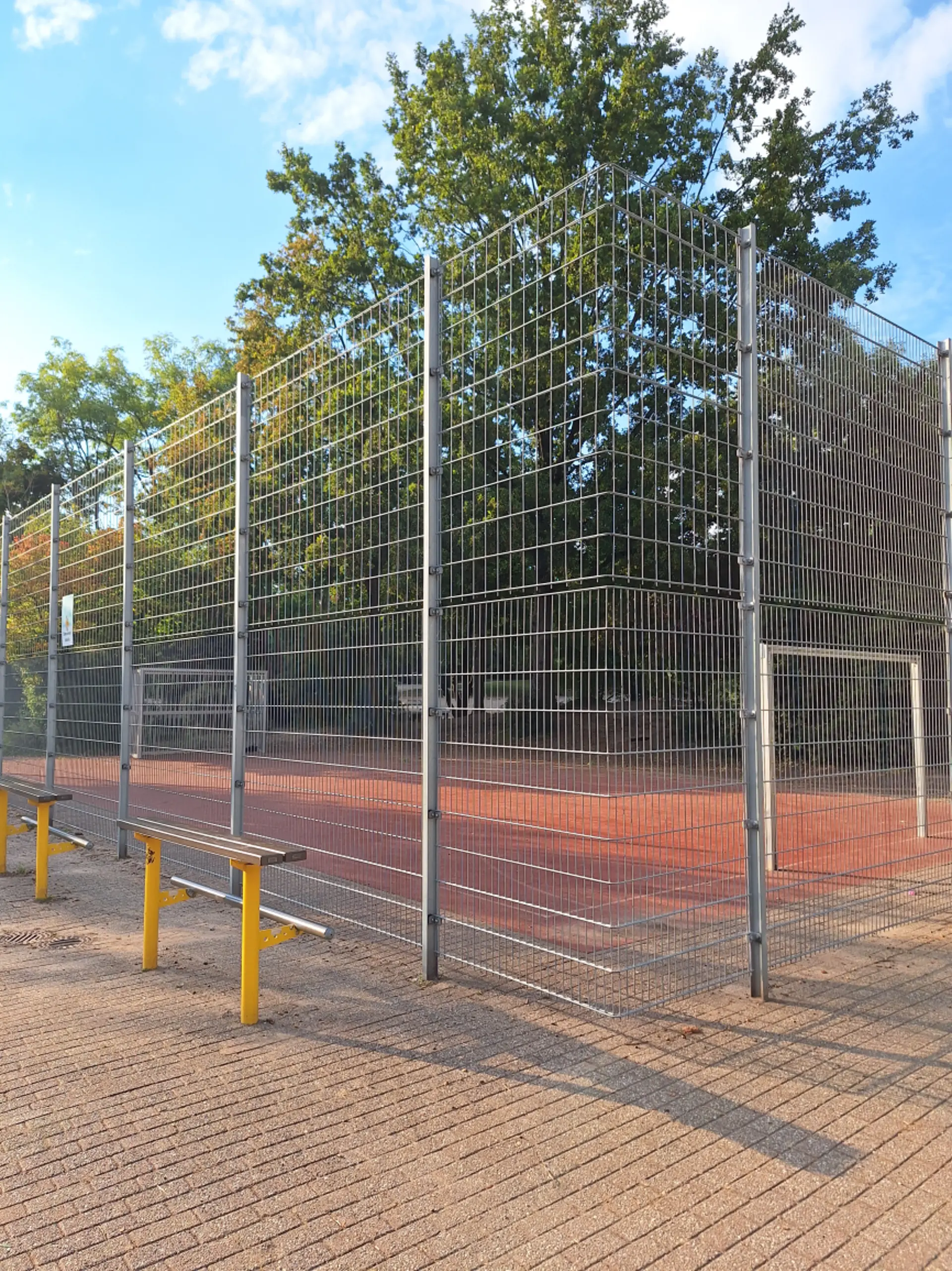 Fußballfeld der Schule