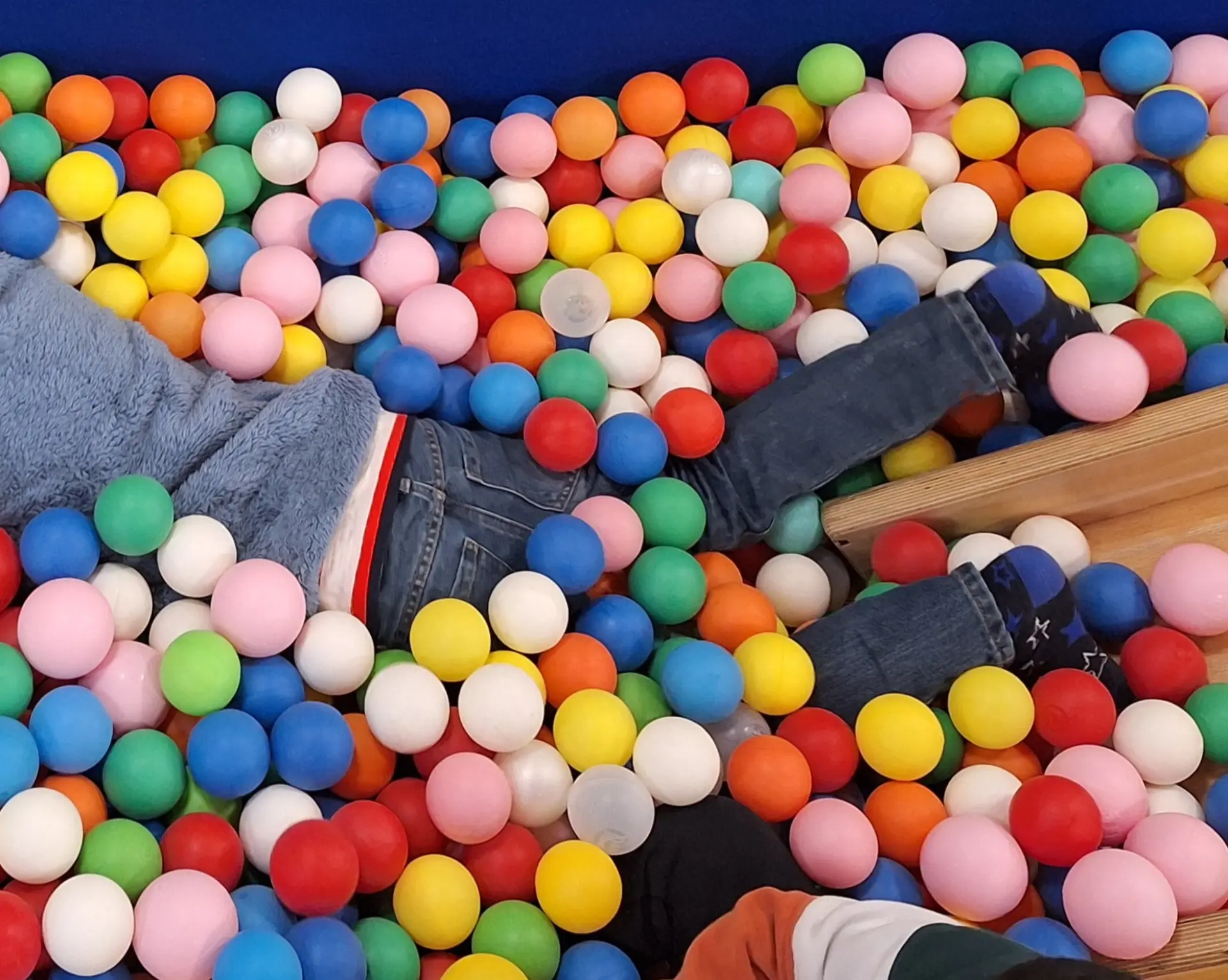 Kind spielt im Bällebad