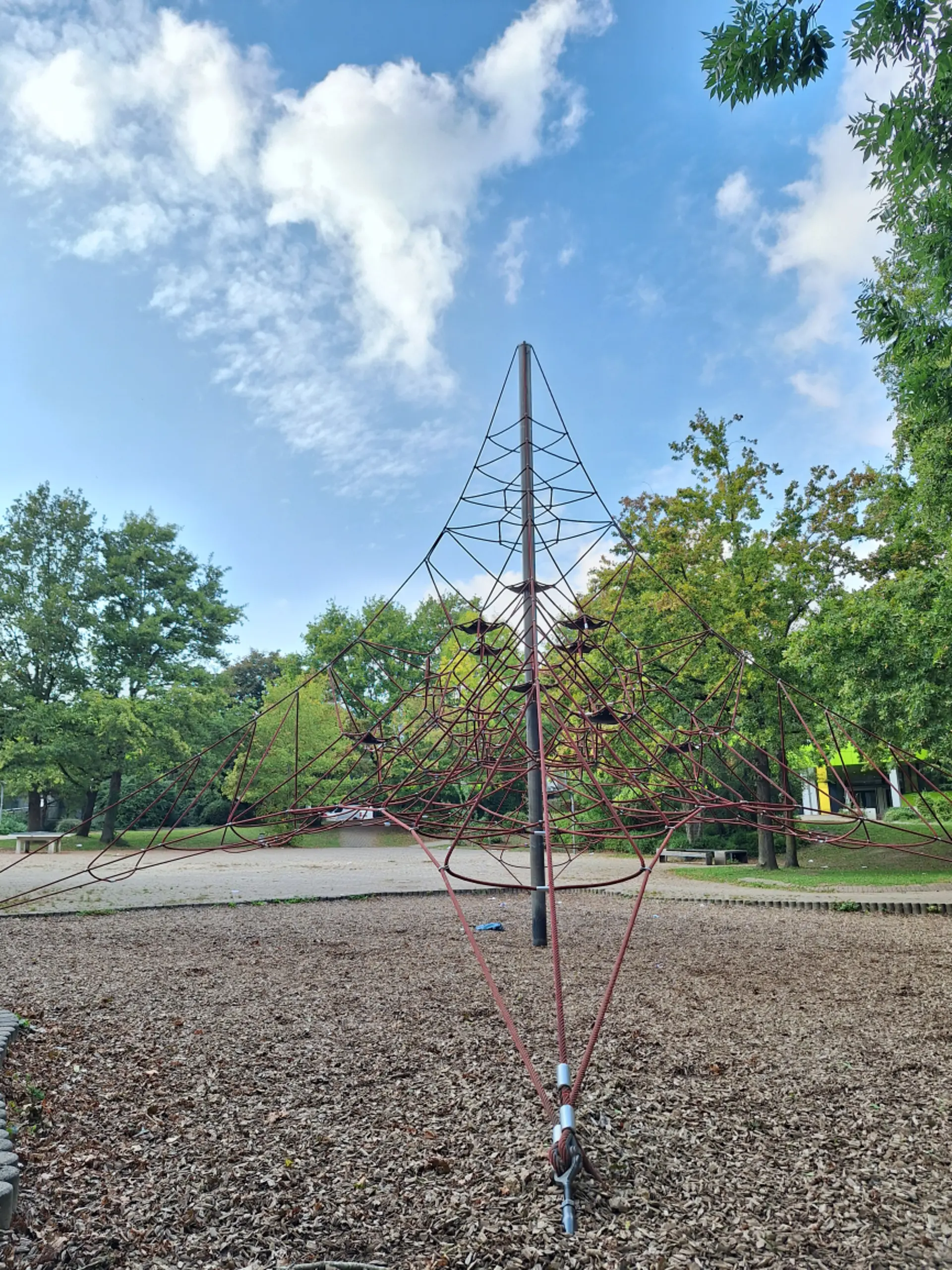 Kletterspinne auf dem Schulhof