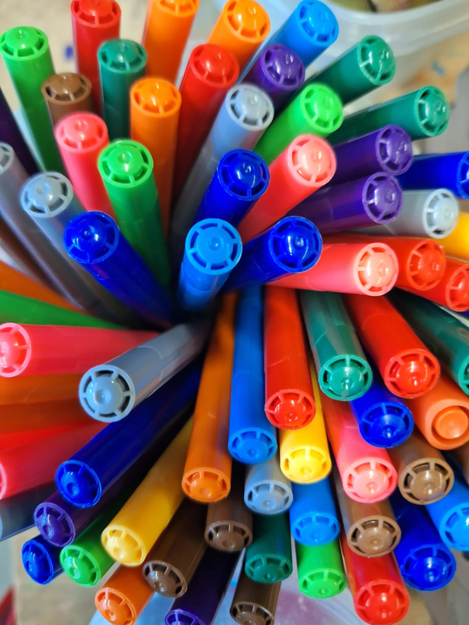 Bunte Stifte im Kunstraum