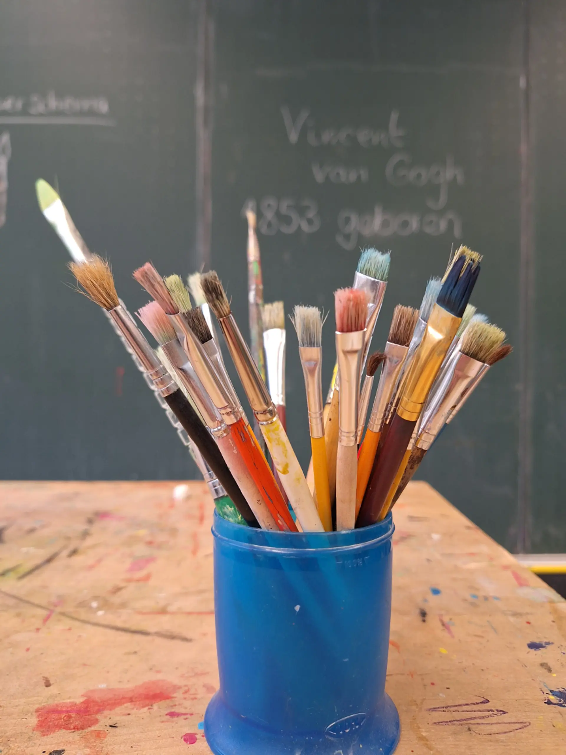 Pinsel stehen im Kunstraum