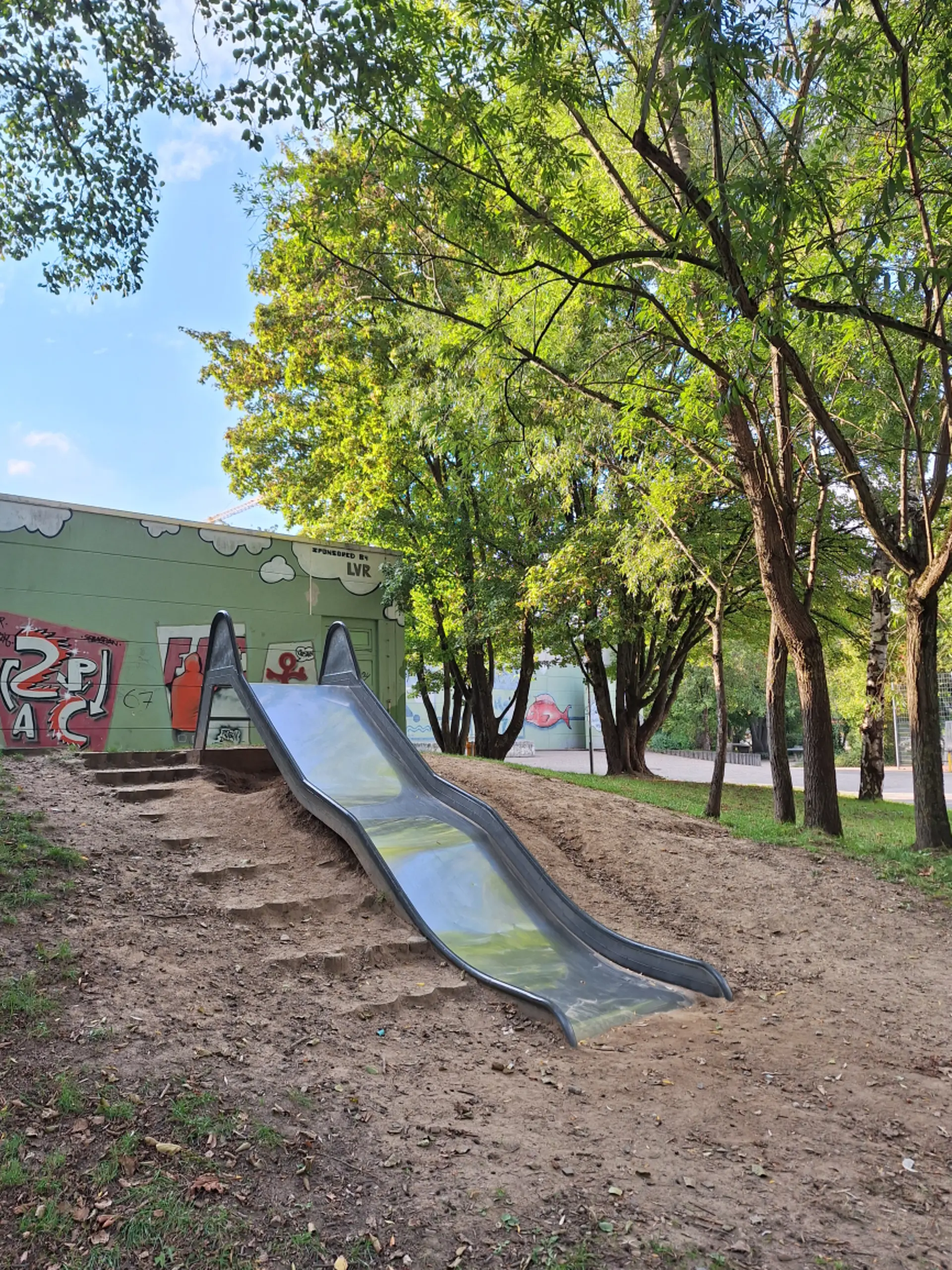 Rutsche auf dem Schulhof