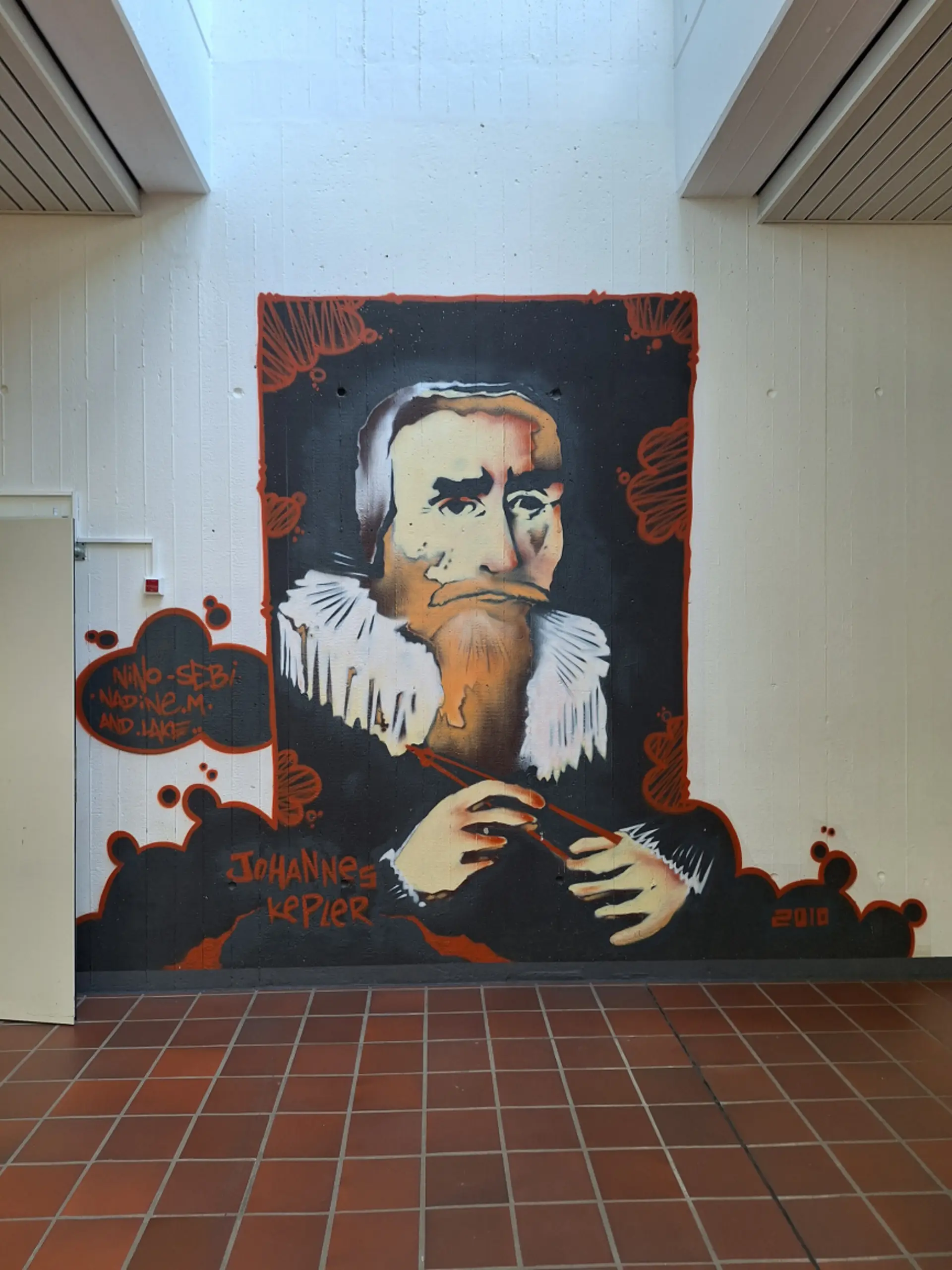 Graffiti von Johannes Kepler im Schulflur