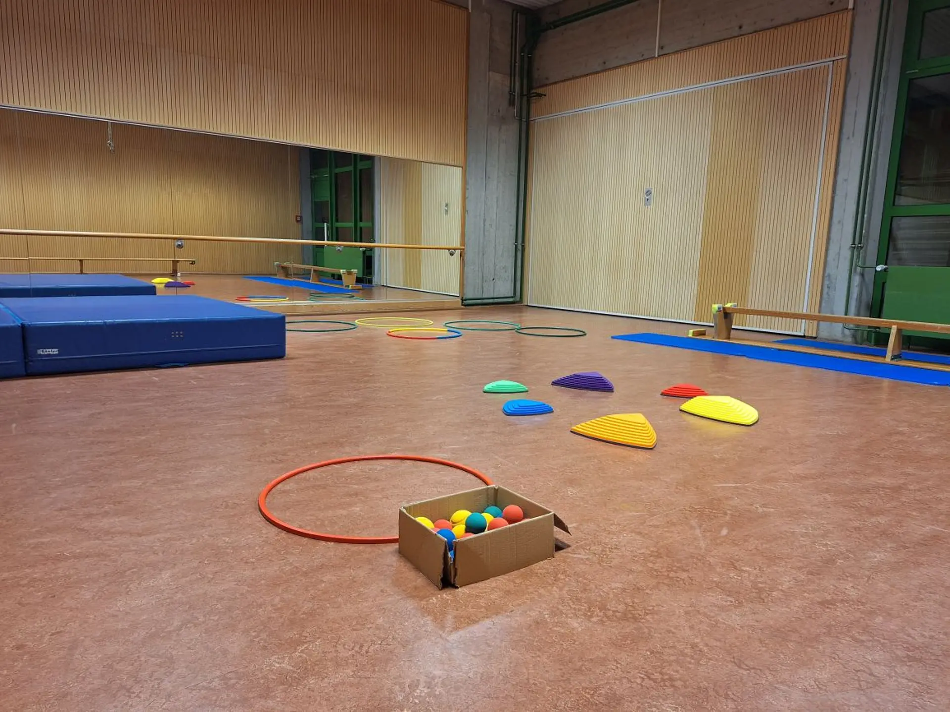 Turnhalle mit Spiel- und Sportgeräten