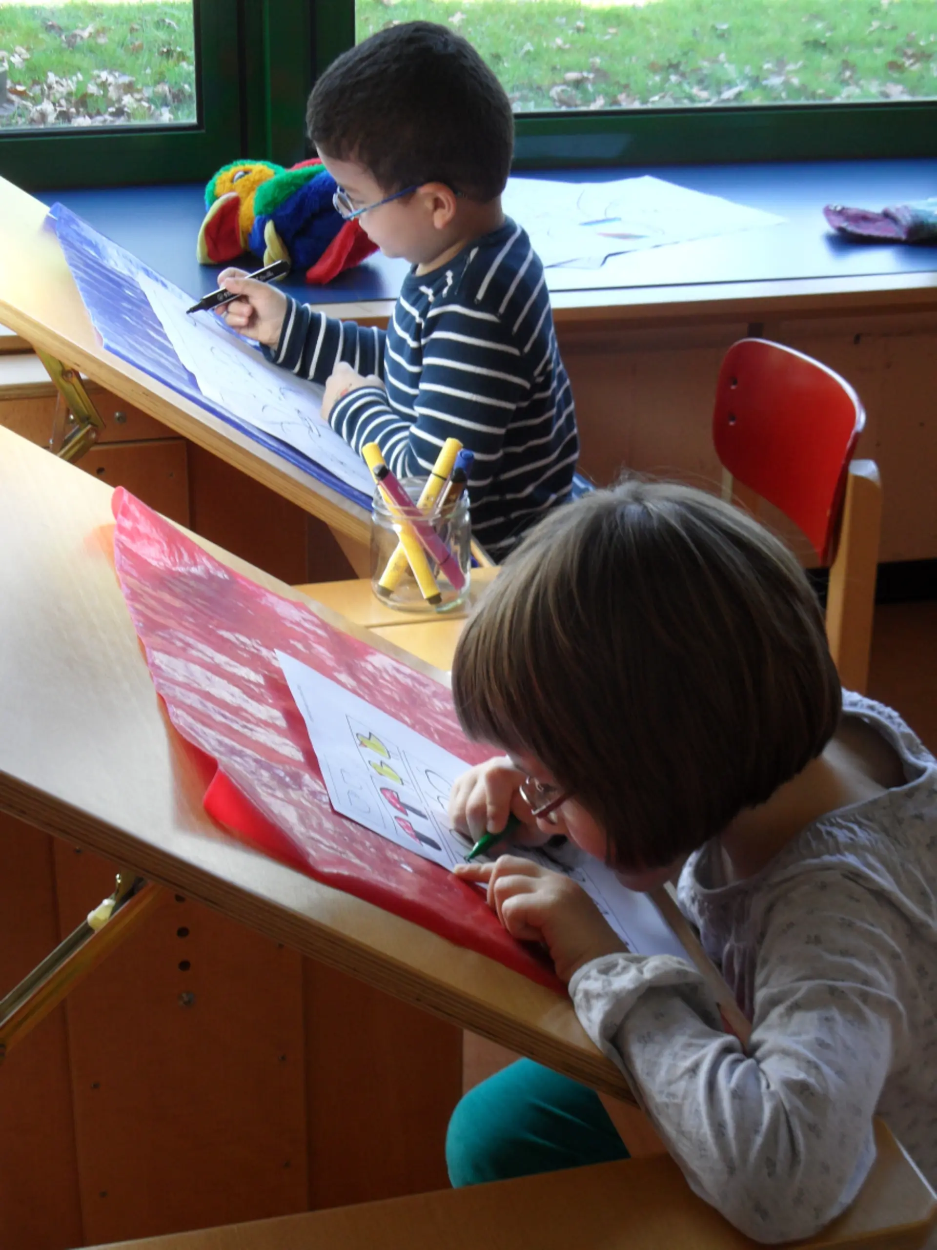 Schräge Tische in der Vorschule