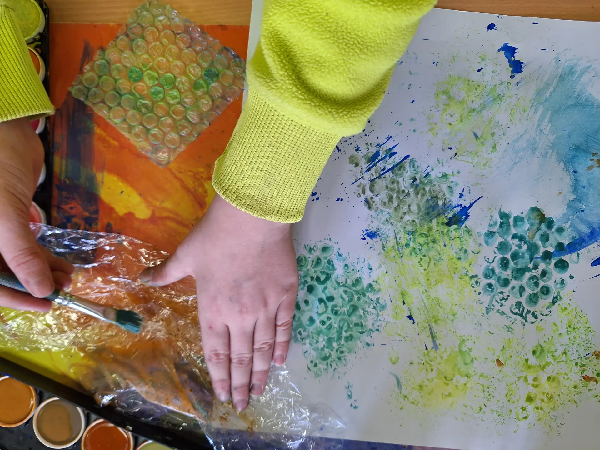 Kind malt Bild im Kunstunterricht im Gemeinsamen Lernen