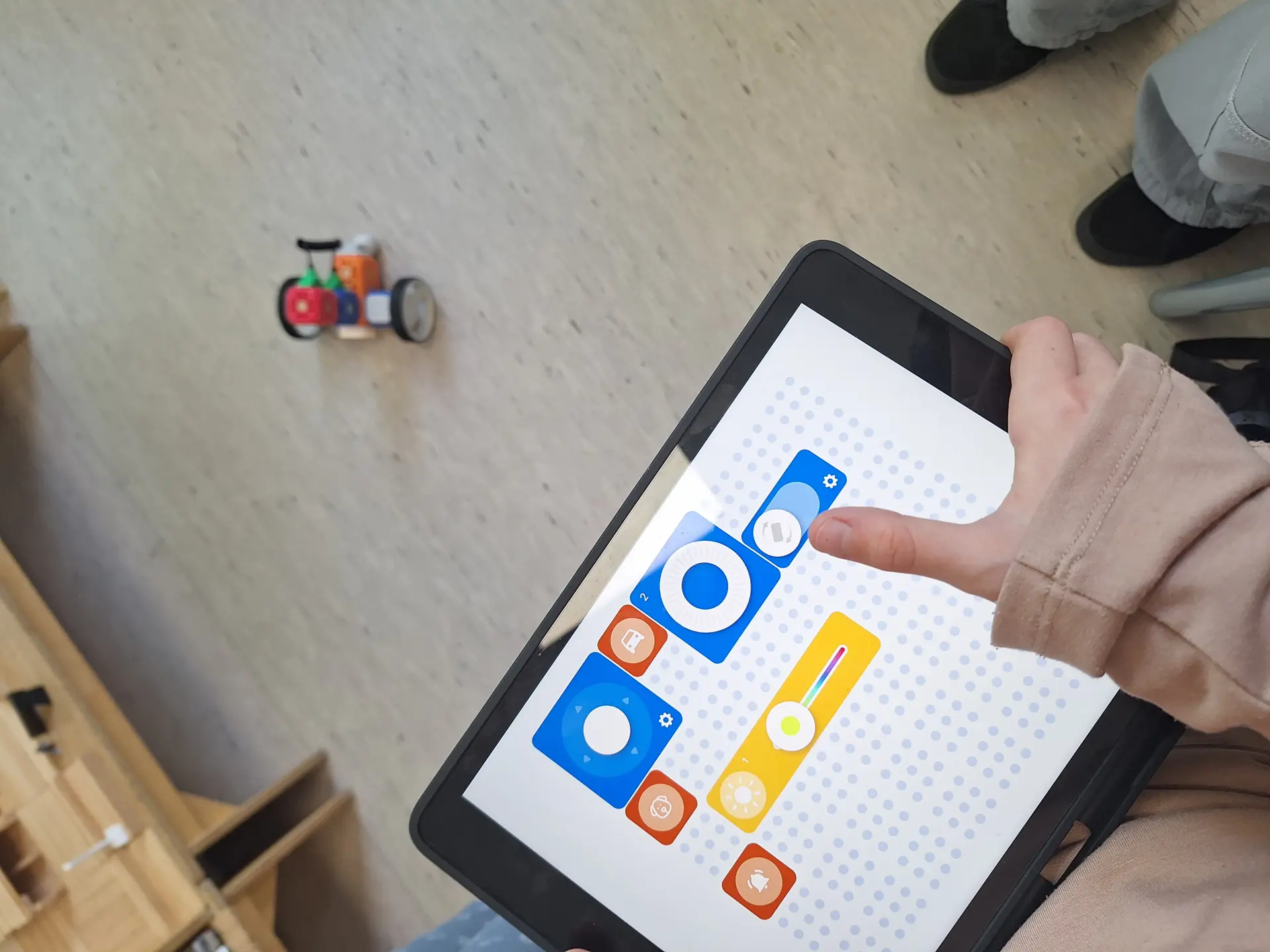 Kind beim Robotik-Unterricht im Gemeinsamen Lernen