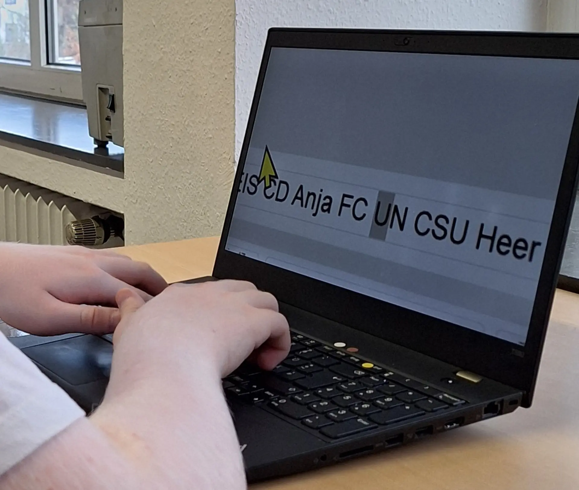 Kind macht Tipptraining im Gemeinsamen Lernen