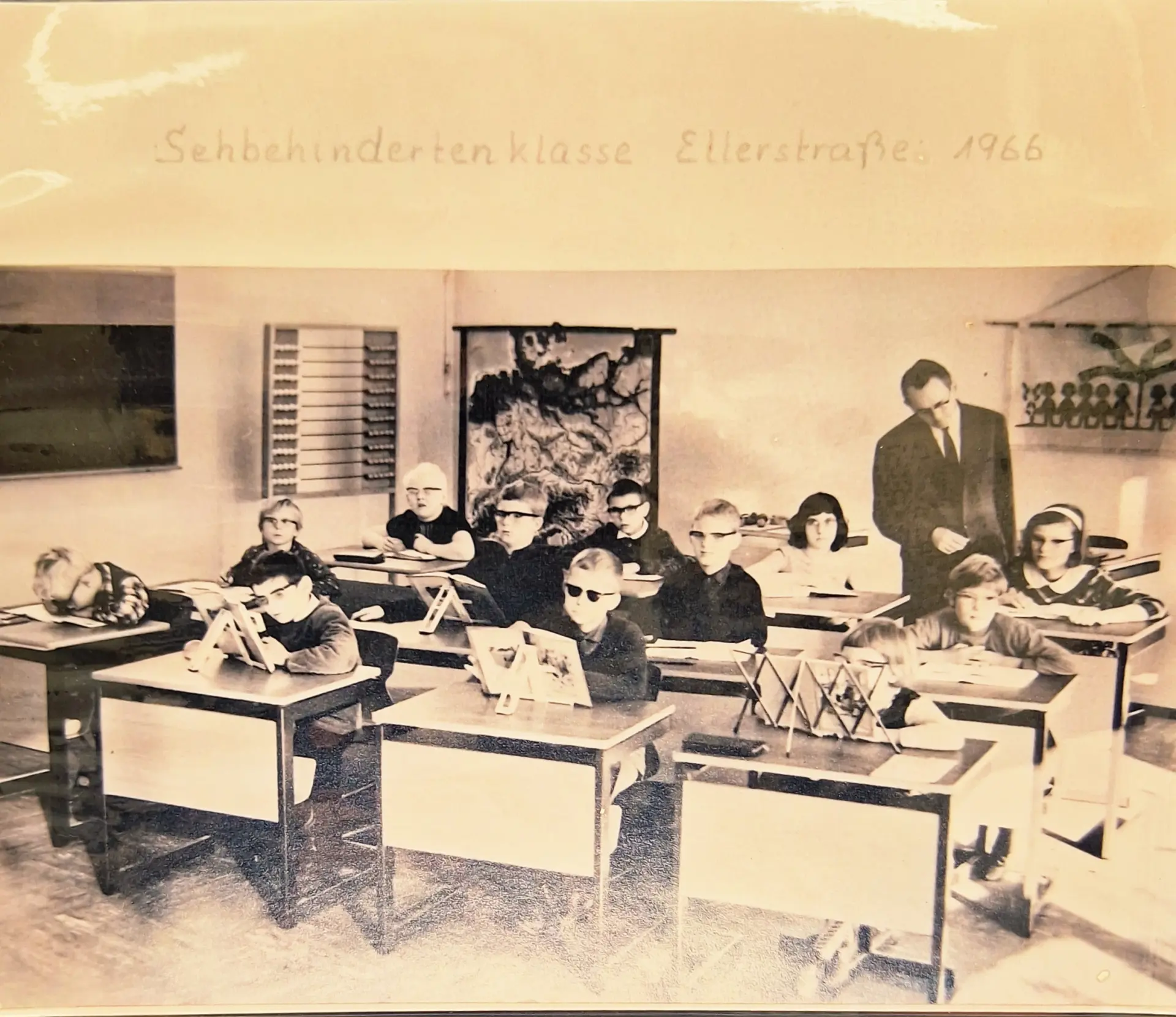 Schwarz-Weiß-Aufnahme der Sehbehindertenklasse aus dem Jahr 1966