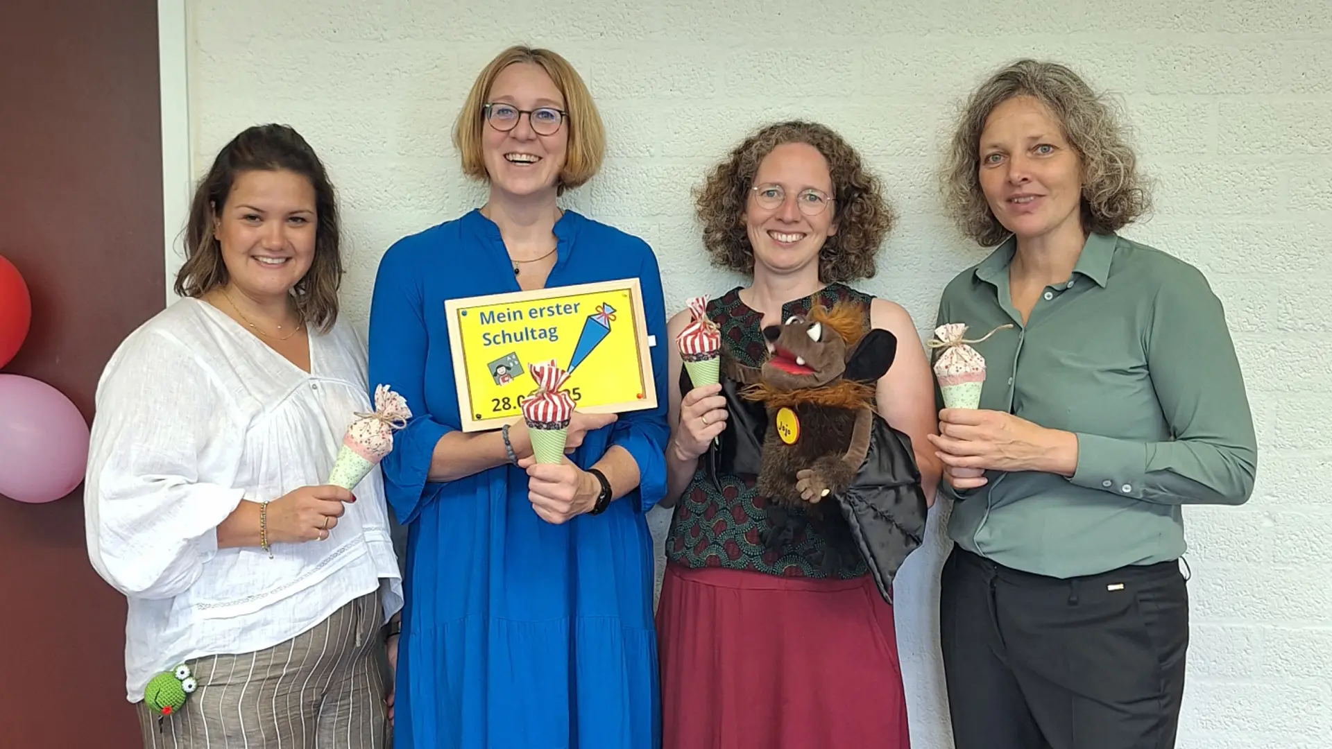 Frau Aslan, Frau Dollberg, Frau Briese und Frau Runge posieren bei der Einschulungsfeier 2025