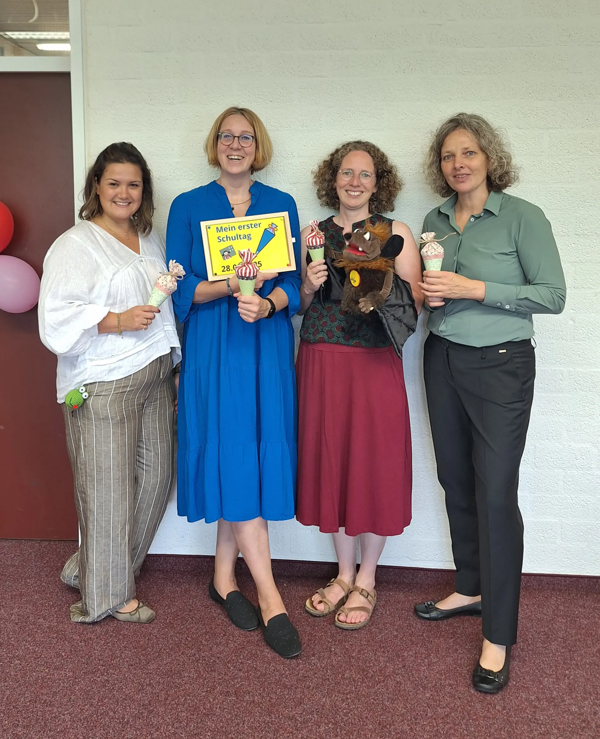 Frau Aslan, Frau Dollberg, Frau Briese und Frau Runge posieren bei der Einschulungsfeier 2025