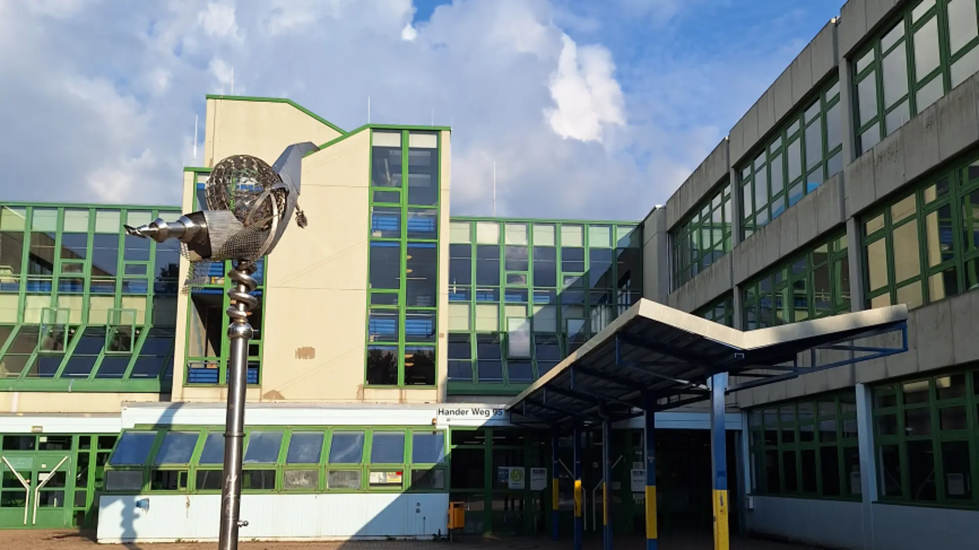 Frontansicht unseres Schulgebäudes