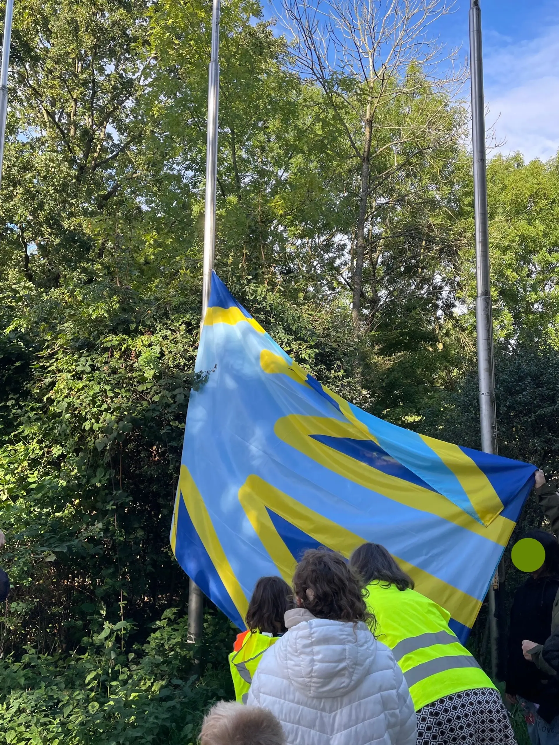 Tag der Gebärdensprache: Schüler*innen hissen gemeinsam die Flagge