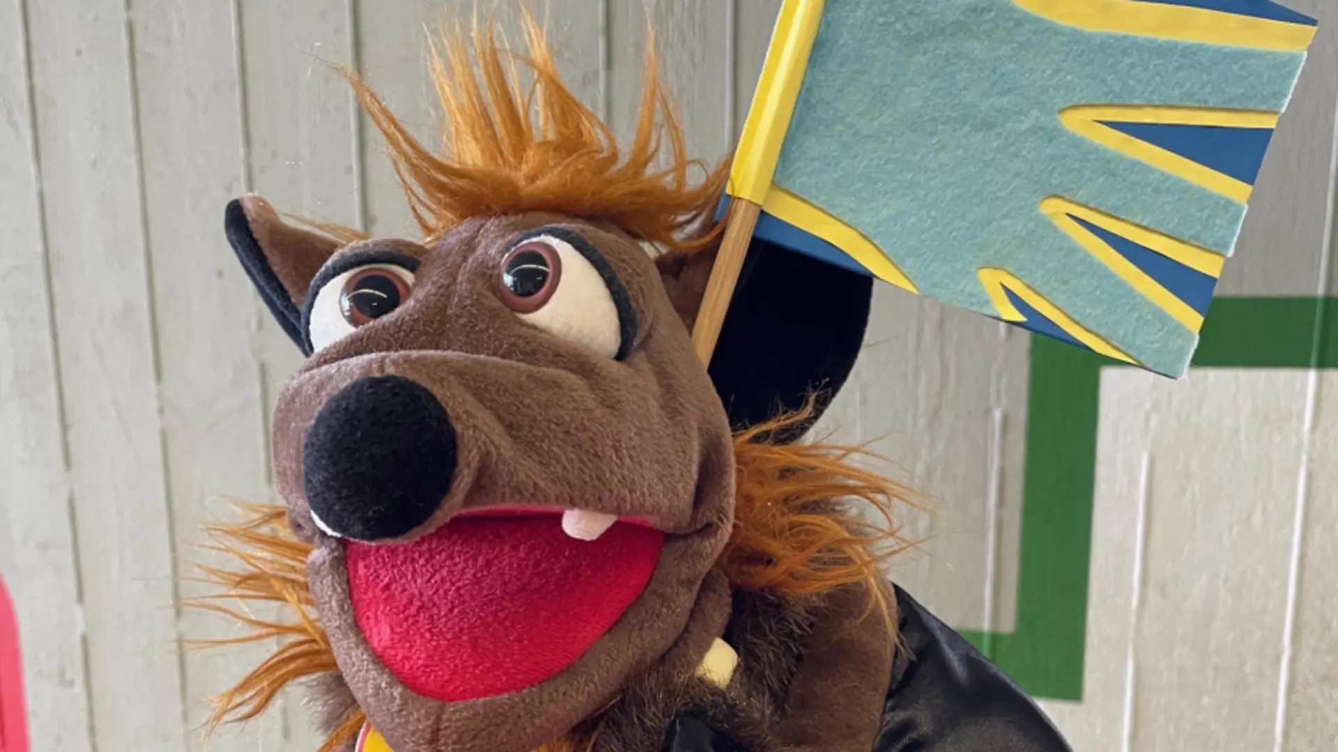 Tag der Gebärdensprache: Klassenmaskottchen Jojo mit taktiler Flagge