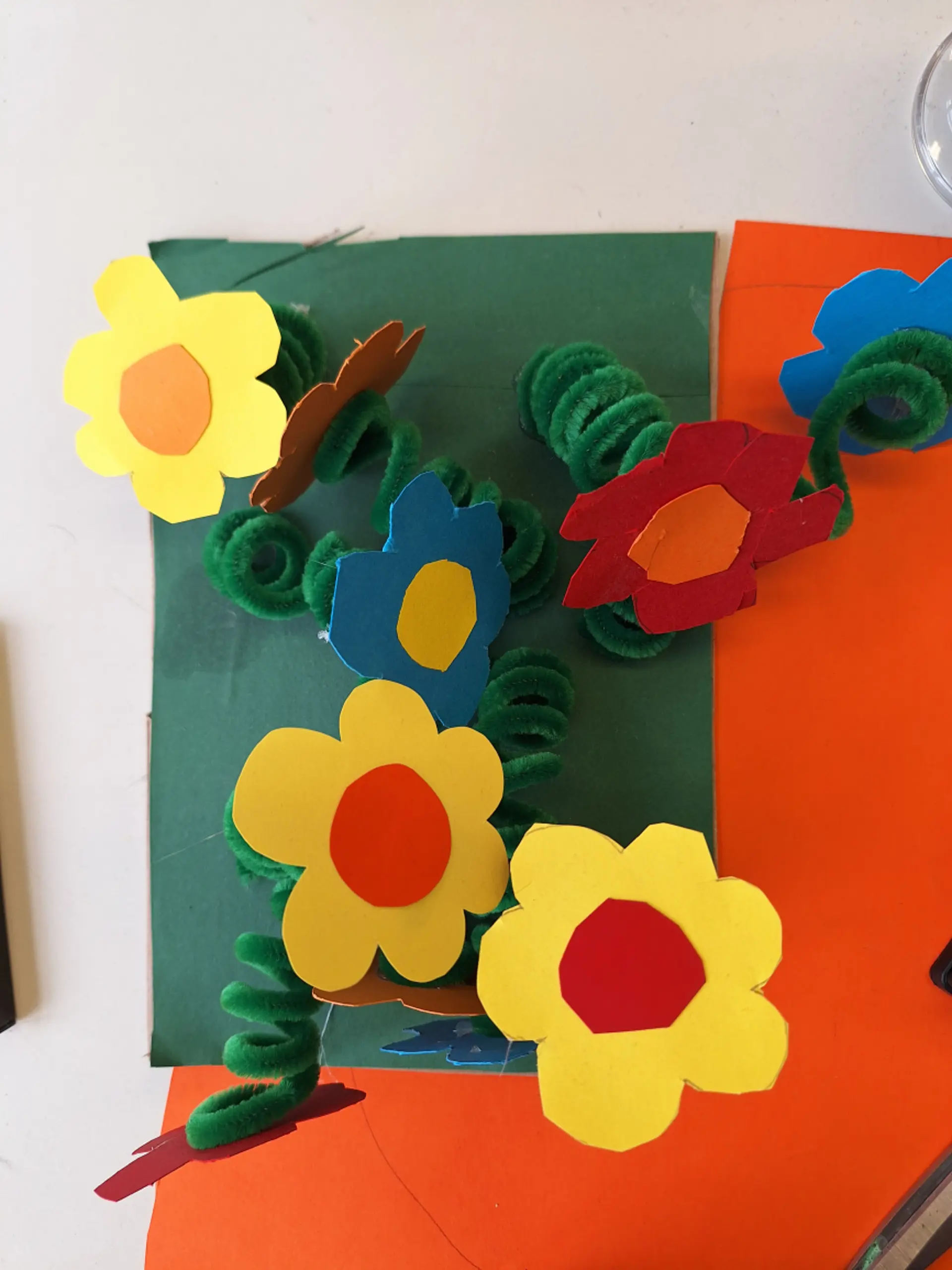 Bastelarbeit im Kreativprojekt: bunte 3D-Blumen