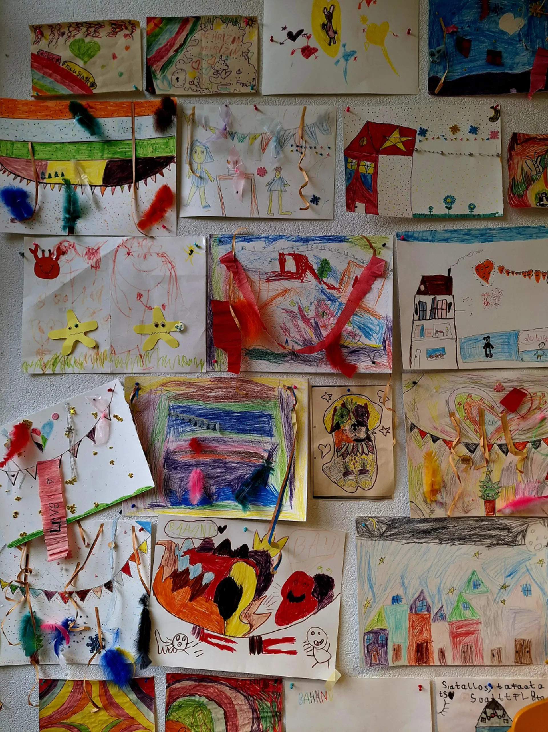 Sammlung von Mal- und Bastelarbeiten aus der OGS