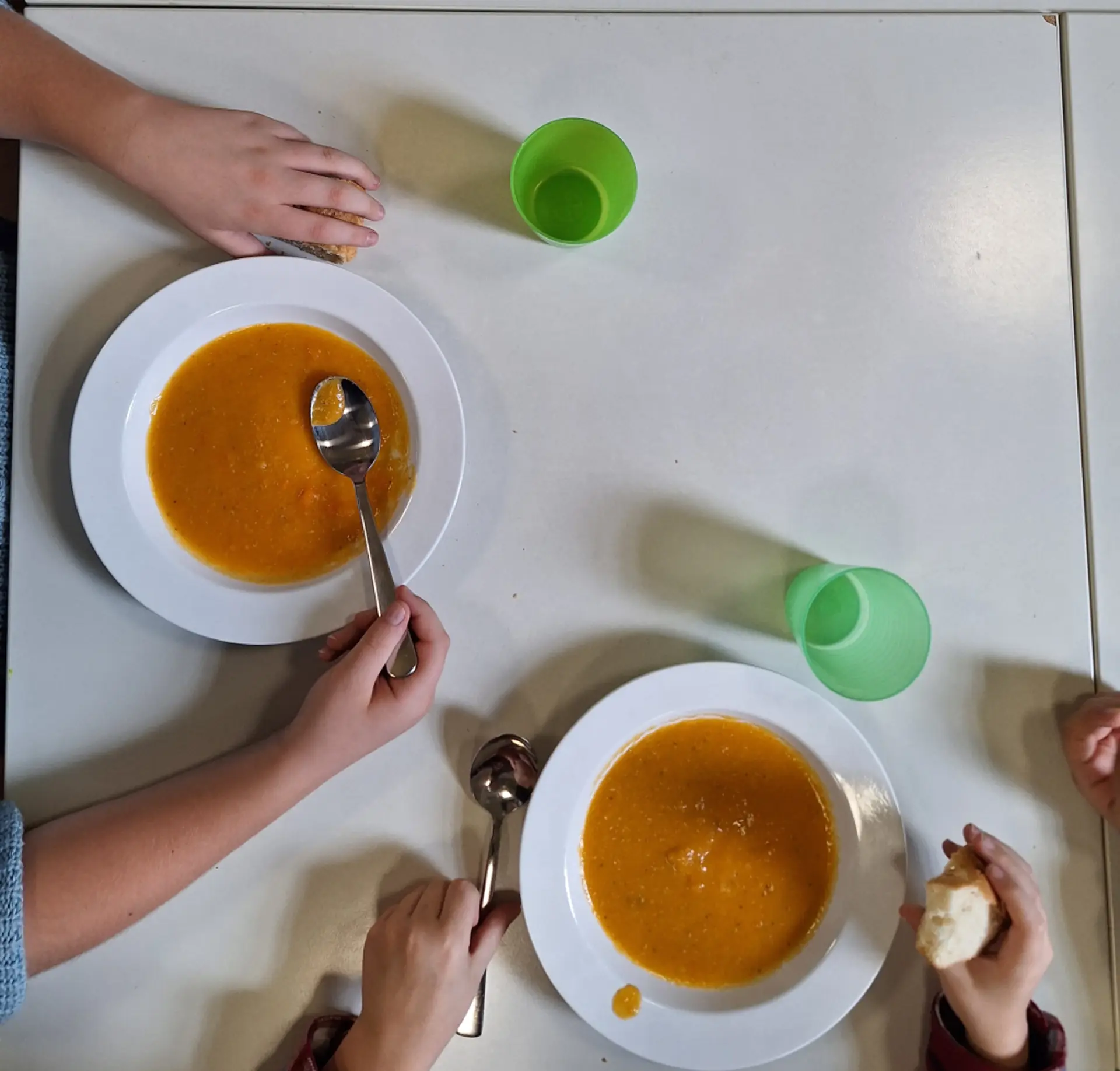 Kinder essen Suppe in der OGS