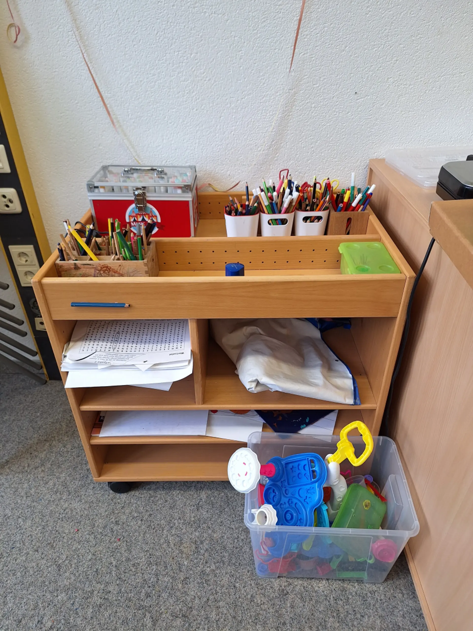 Vielfältige Malutensilien der Schule