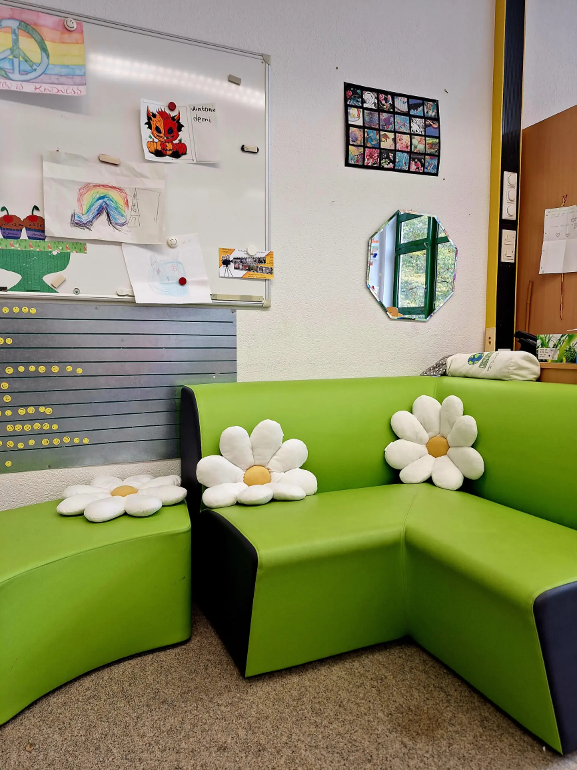 Ruheecke: grüne Couch mit Kissen