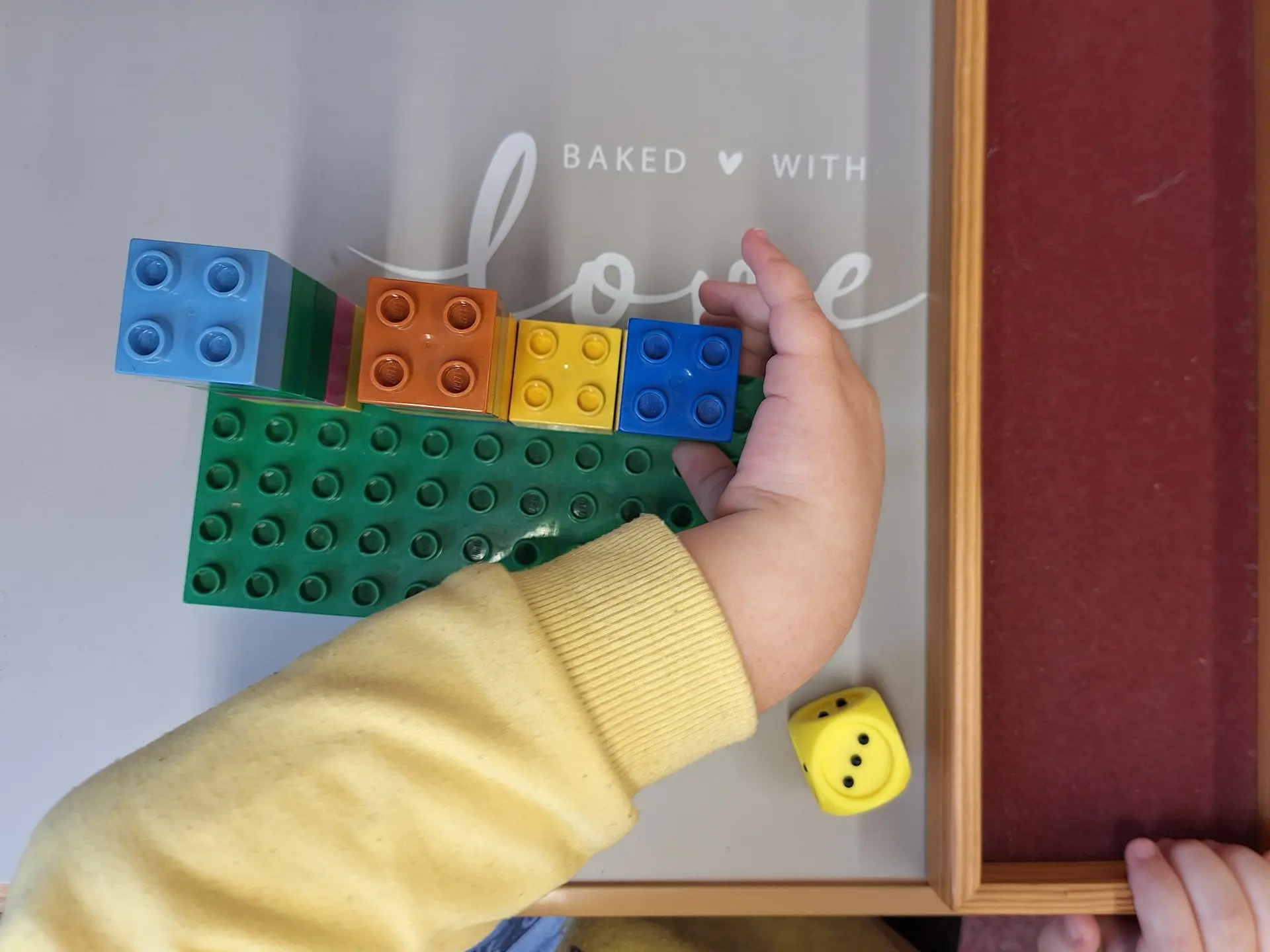 Mathematik in der Primarstufe: Kind zählt Bauklötze