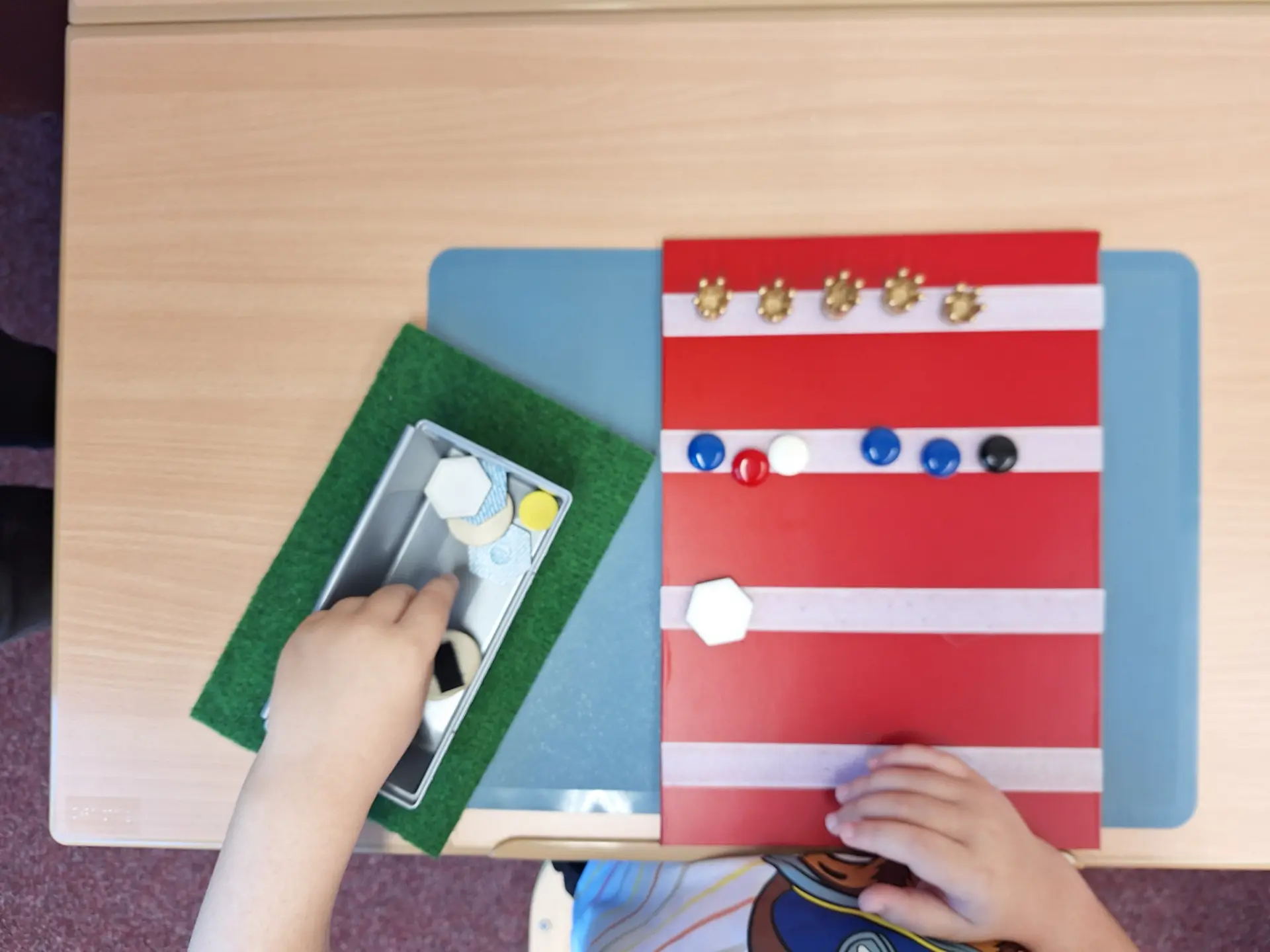 Unterrichtsmethoden der Primarstufe: Kind ordnet Formen an 