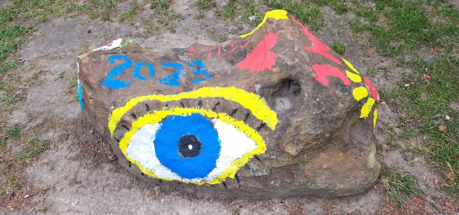 Großer bemalter Stein mit Auge aus SEHEN KOMPAKT 2023