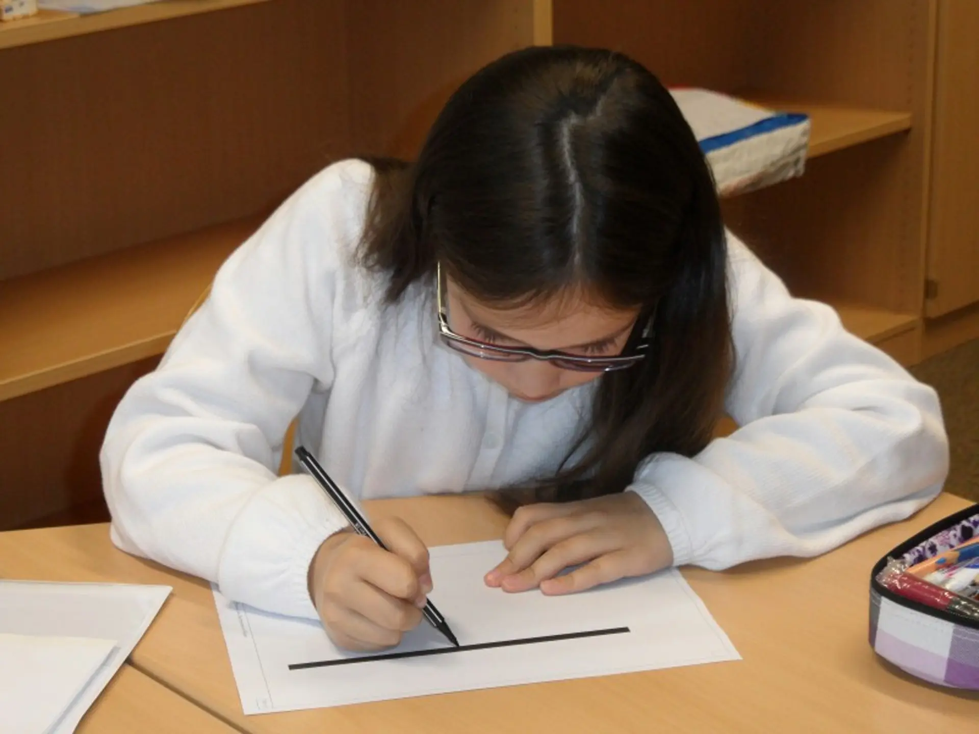 Sehüberprüfung: Kind arbeitet mit Stift