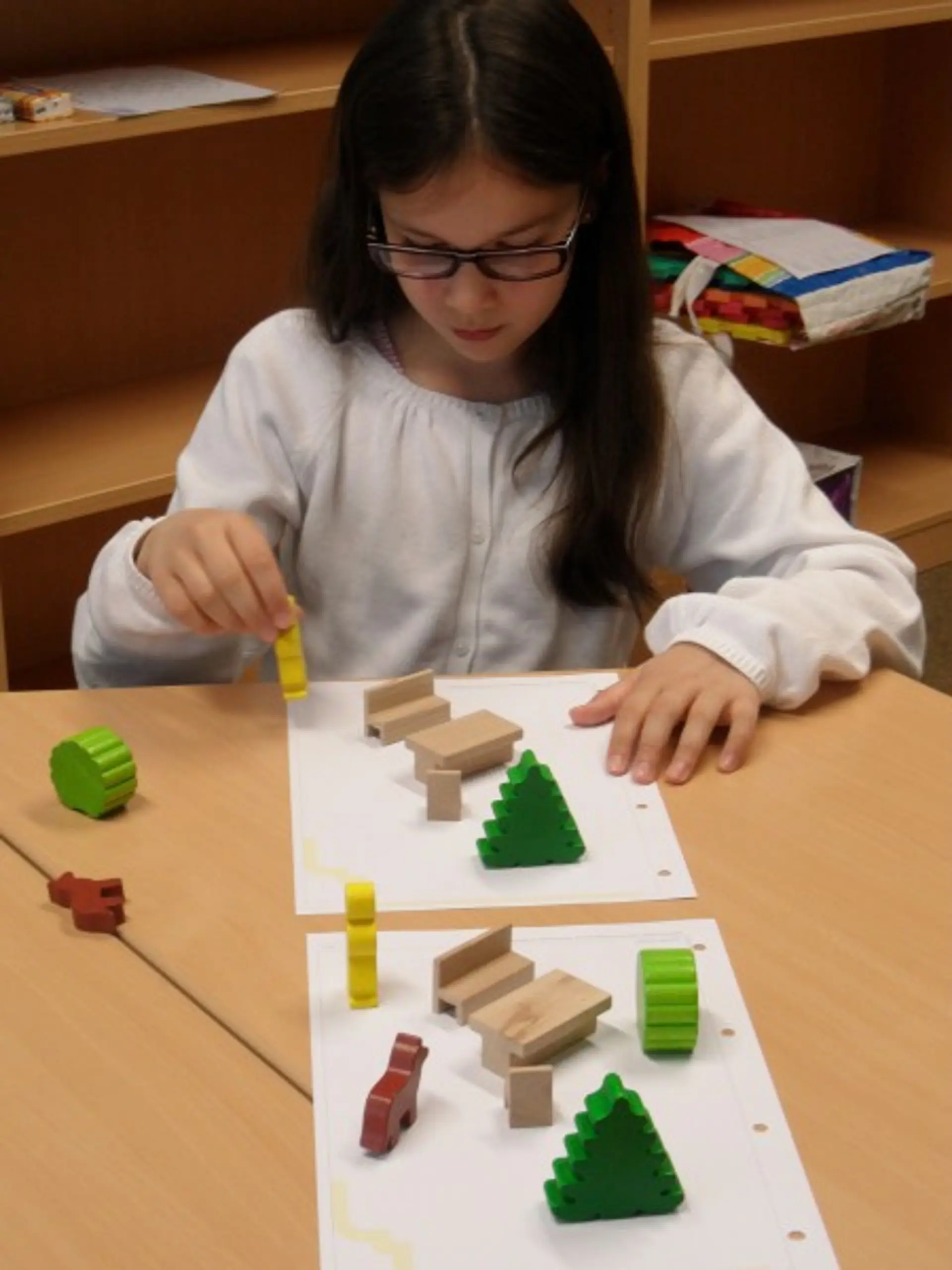 Das Sehvermögen eines Kindes wird während einer Sehüberprüfung getestet