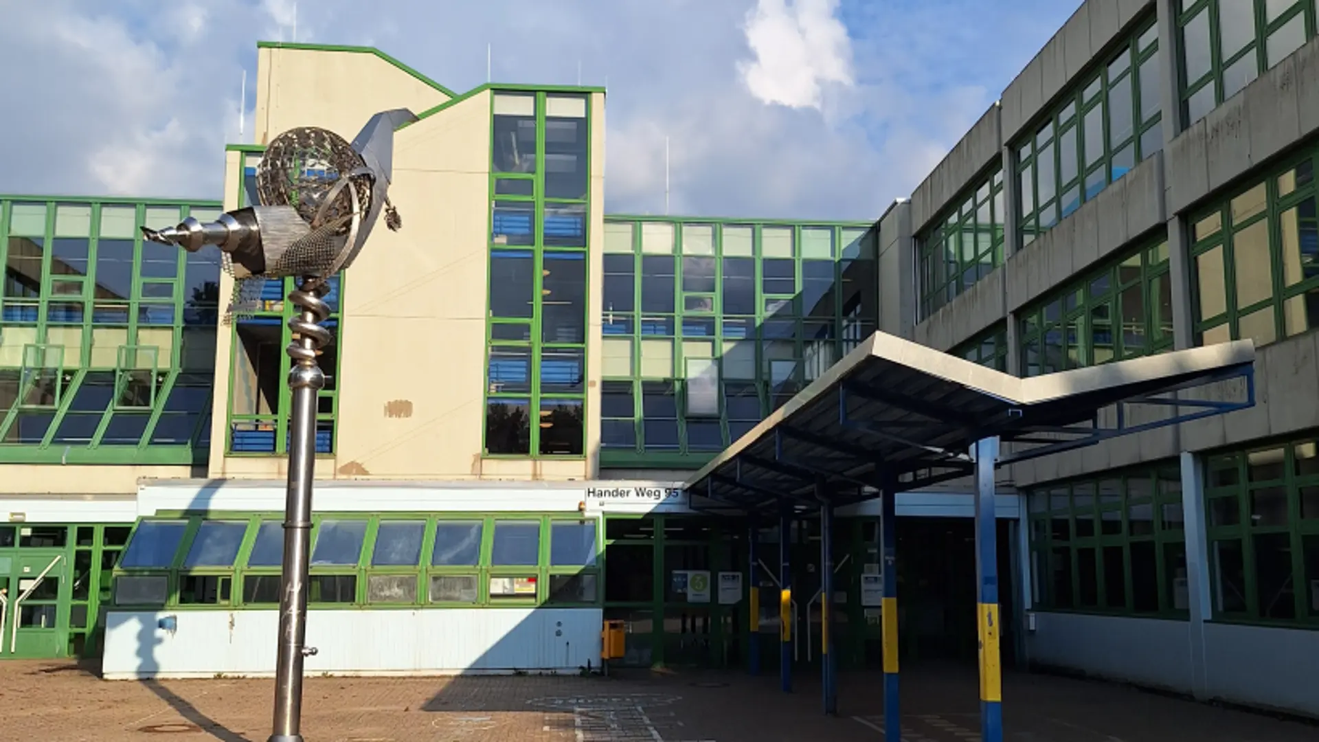 Frontansicht unseres Schulgebäudes