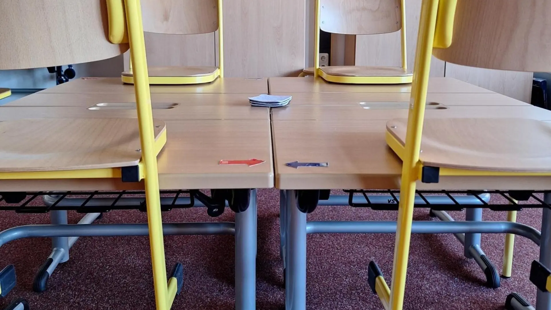 Hochgestellte Stühle im Klassenraum symbolisieren Ferien