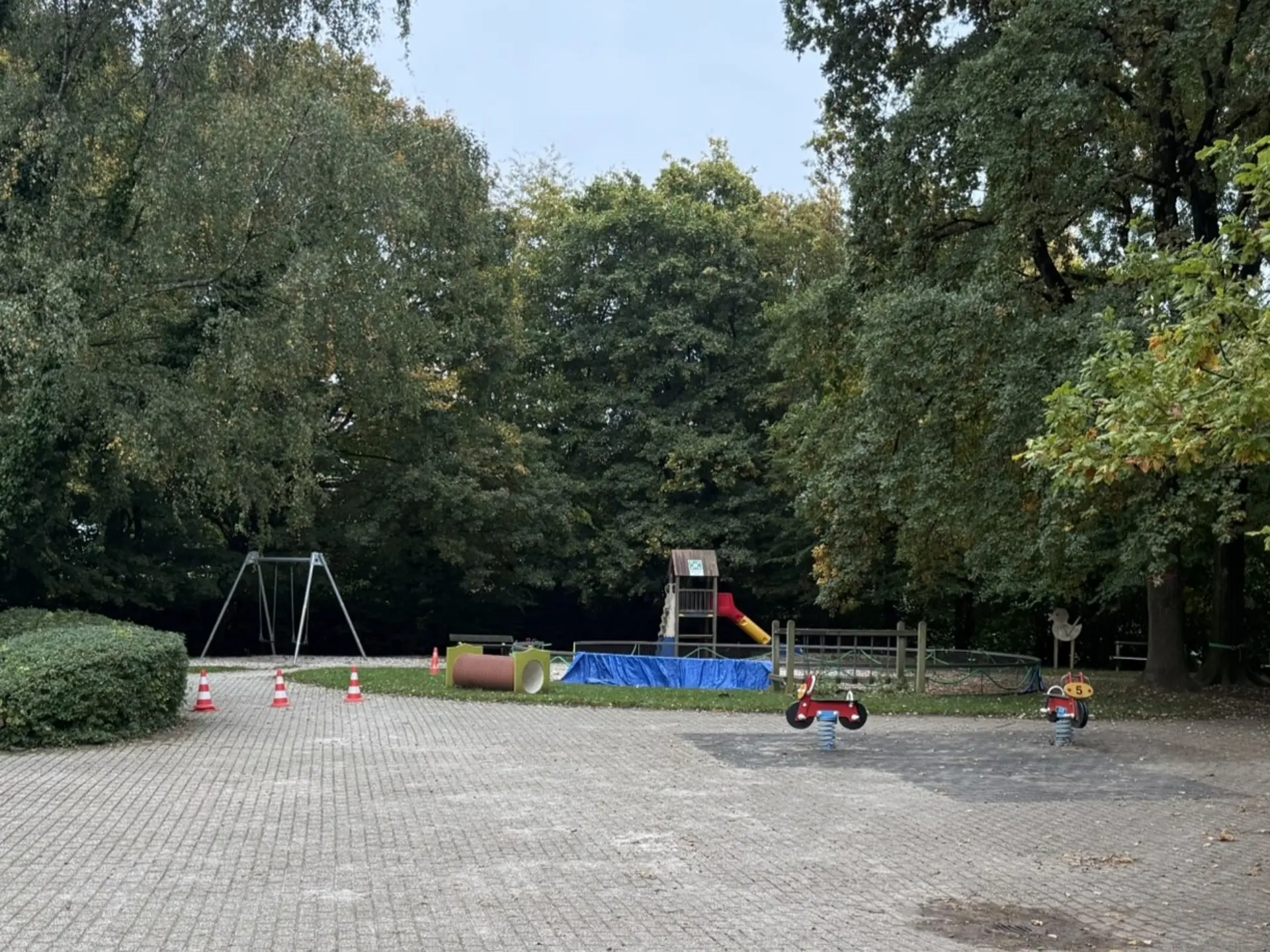 Außenbereich der Vorschule mit Blick auf Spielgeräte
