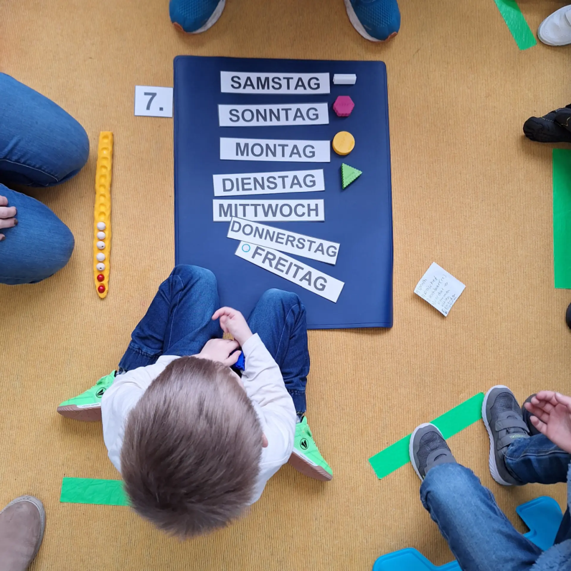 Vorschulkind lernt die Wochentage