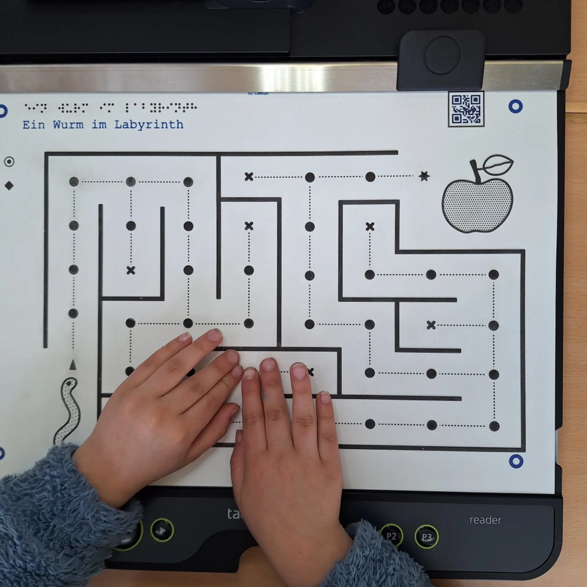 Vorschulkind bedient einen Tactonom Reader